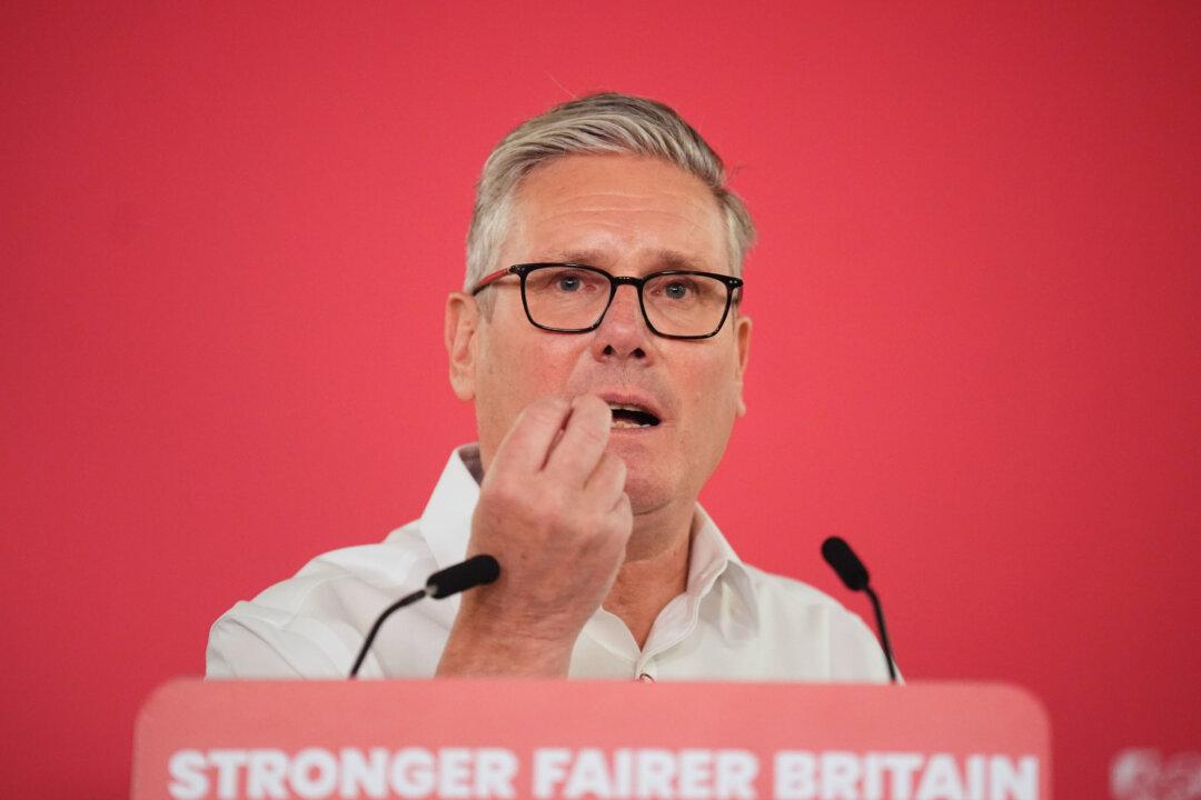 UK’s Starmer Vows Not to Resign, Pledges Closer EU Ties Following Election Losses