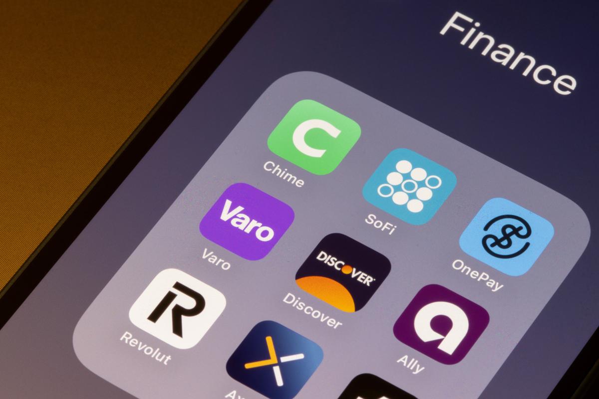 Neobank Versus Traditional Bank: Which One Is Actually Better for Your Money?