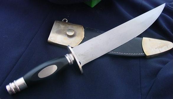 An early Bowie of the type made for Rezin Bowie and commissioned by the Bowies to Searles and Constable. This is a copy of the Fowler Bowie currently displayed at the Alamo. (Public Domain)
