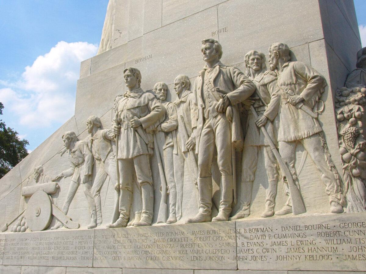 Alamo Memorial with James Bowie (R, foreground). (<a href="https://commons.wikimedia.org/wiki/User:Gillfoto">gillfoto</a>/<a href="https://creativecommons.org/licenses/by-sa/4.0/">CC BY-SA 4.0</a>)