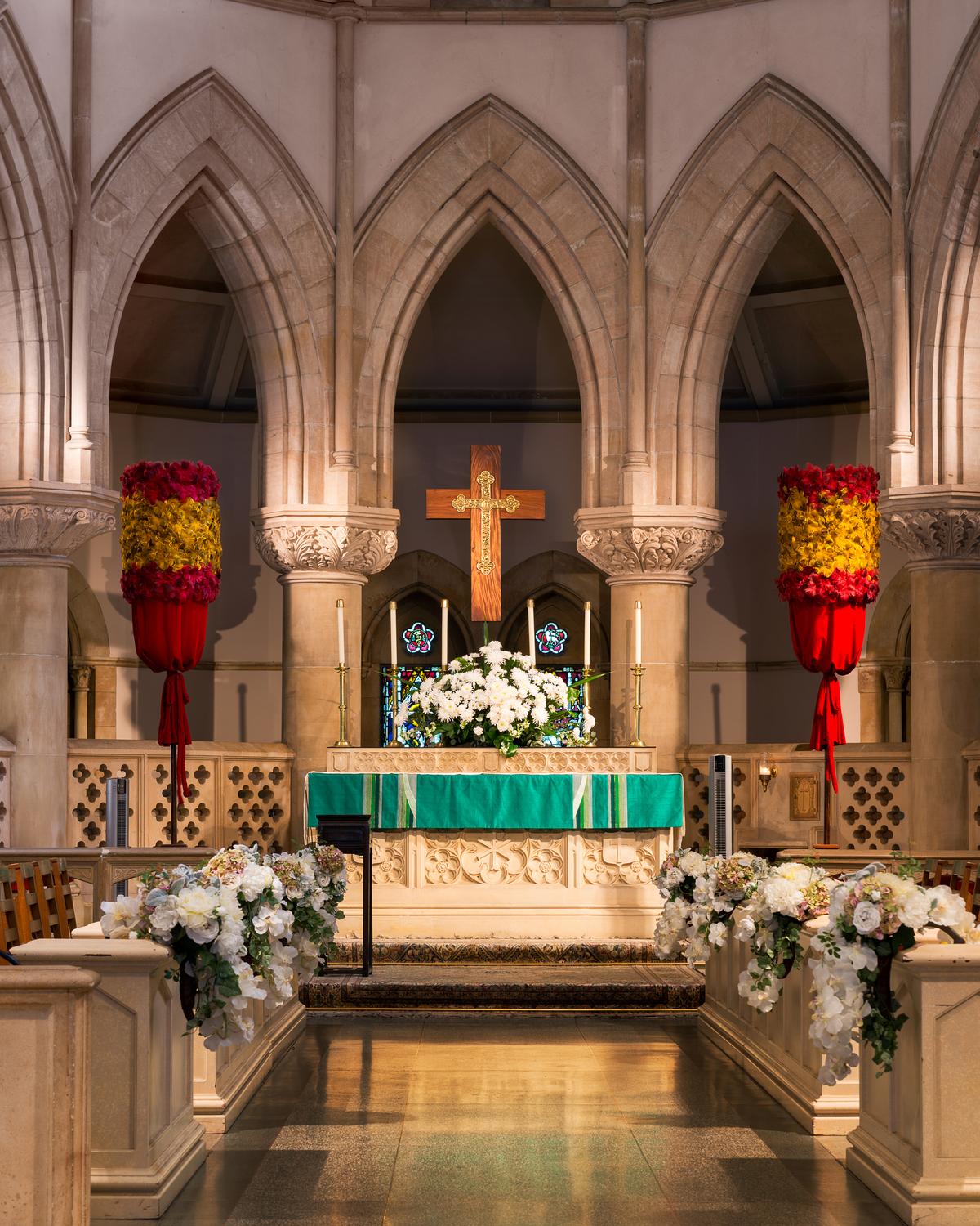 In the sanctuary, behind the altar, are three Gothic-style pointed arches sitting atop round columns with capitals sporting carvings of Hawaiian island tropical foliage. The altar is crafted from Caen-stone, a soft limestone quarried in France. In contrast to the European Gothic features, the kahili decorations on poles flank the centerpiece cross. Kahili represent the royalty of Hawaii and are generally made from red and yellow feathers. Out of respect for the Hawaiian Islands’ exotic and vibrantly colored birds, the practice has always been to ensnare them and take only a few feathers at a time for use in embellishments such as kahili, before releasing them back into the wild. (Nagel Photography/Shutterstock)