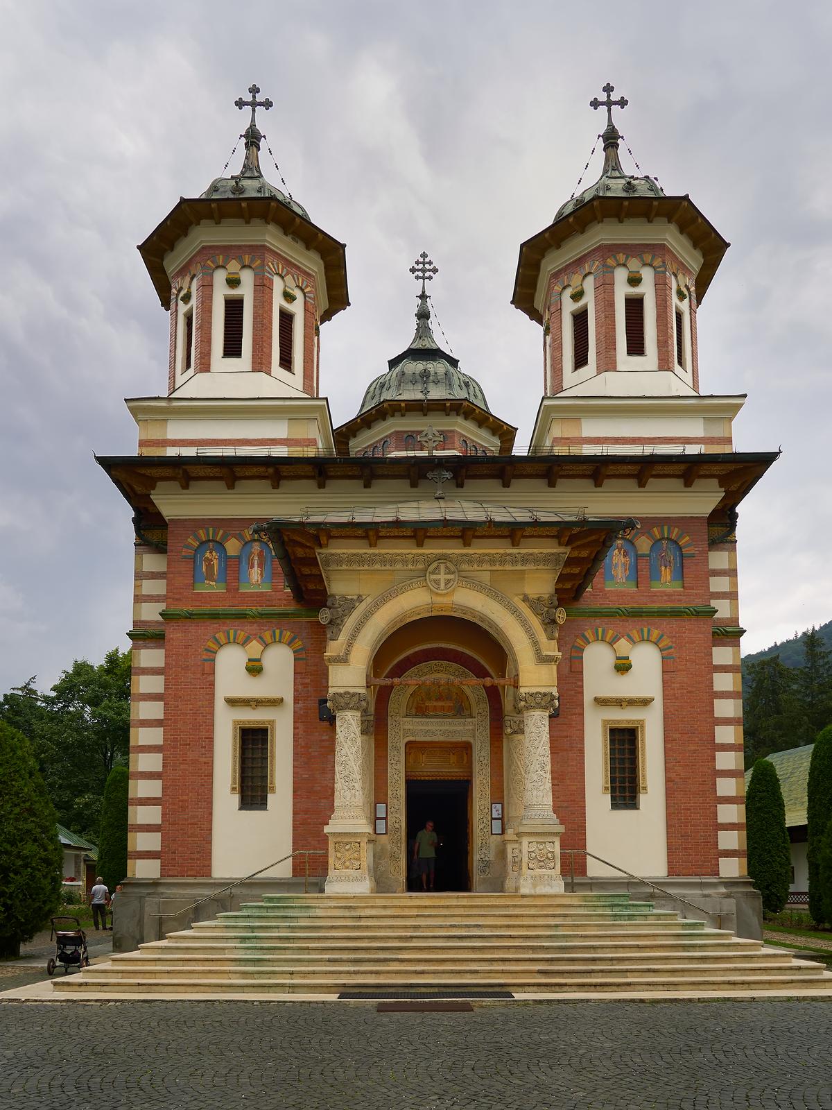 Built between 1842 and 1846, the Great Church is a structure where even the smallest details carry deep meaning. Running along its exterior are three green enamel lines thought to symbolize the unity of the Holy Trinity and the joining of the three Romanian kingdoms: Wallachia, Moldavia, and Transylvania. (Teodor Costachioiu/Shutterstock)