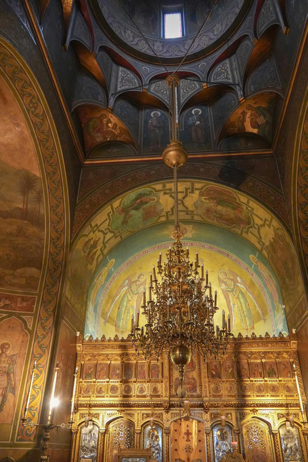 The Great Church is celebrated for its embellished interior, which offers a striking contrast to the more rustic Old Church within the same complex. A gilded wall, known as an iconostasis, separates the sanctuary from the nave. It is adorned with intricate carvings and shimmering painted icons. Above, a painted dome rests on pendentives, an architectural element that transitions the circular dome over a square base. (Ana del Castillo/Shutterstock)