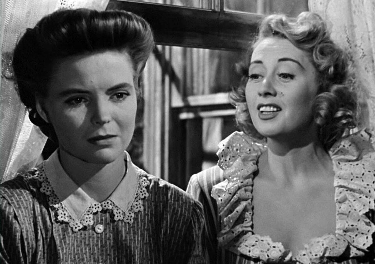 Katie Nolan (Dorothy McGuire, L) talks with Aunt Sissy (Joan Blondell), in “A Tree Grows in Brooklyn.” (20th Century Fox)