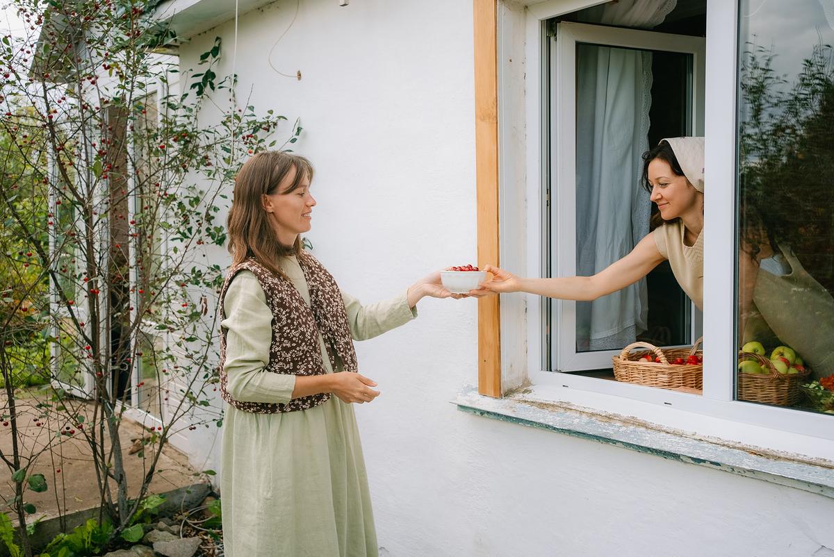 Home gardens frequently grow more than they can consume, turning fresh produce into gifts for neighbors and family. (Elena Shishkina/Shutterstock)
