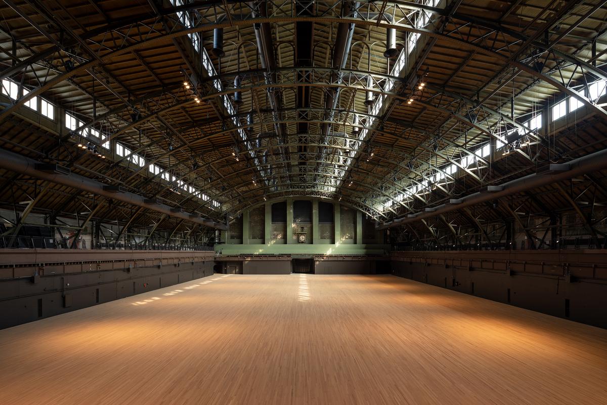 The 55,000-square-foot Wade Thompson Drill Hall, evocative of the original Grand Central Depot and 19th-century European train stations, is one of the largest unobstructed spaces of its kind in New York. Eleven elliptical wrought iron arches are a feature of the 80-foot-tall barrel-vaulted roof, which is the oldest of this scale in the United States. (James Ewing/Park Avenue Armory)