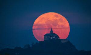 Czech Photographer Captures ‘Unrepeatable’ Red Full Moon Behind 15th-Century Castle