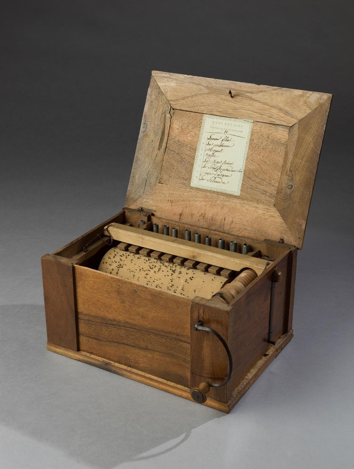 Organ, for teaching birds to sing, 1780–1820, by Benoit. Walnut, English sycamore, boxwood, poplar, iron/steel, brass, lead, paper; 5 3/4 inches by 10 1/2 inches by 7 1/2 inches. (The Colonial Williamsburg Foundation)