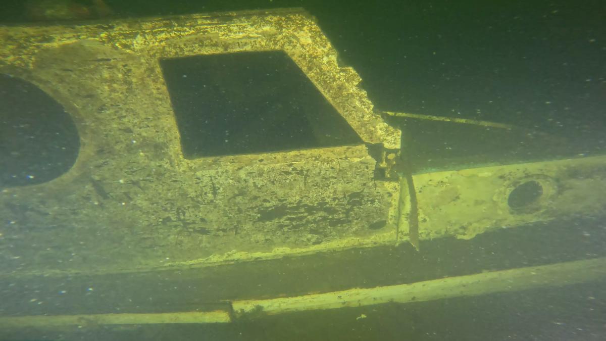 The wreck of the Dare-Les is easily recognizable as a boat thanks to the preserved exterior. (Shipwreck City)