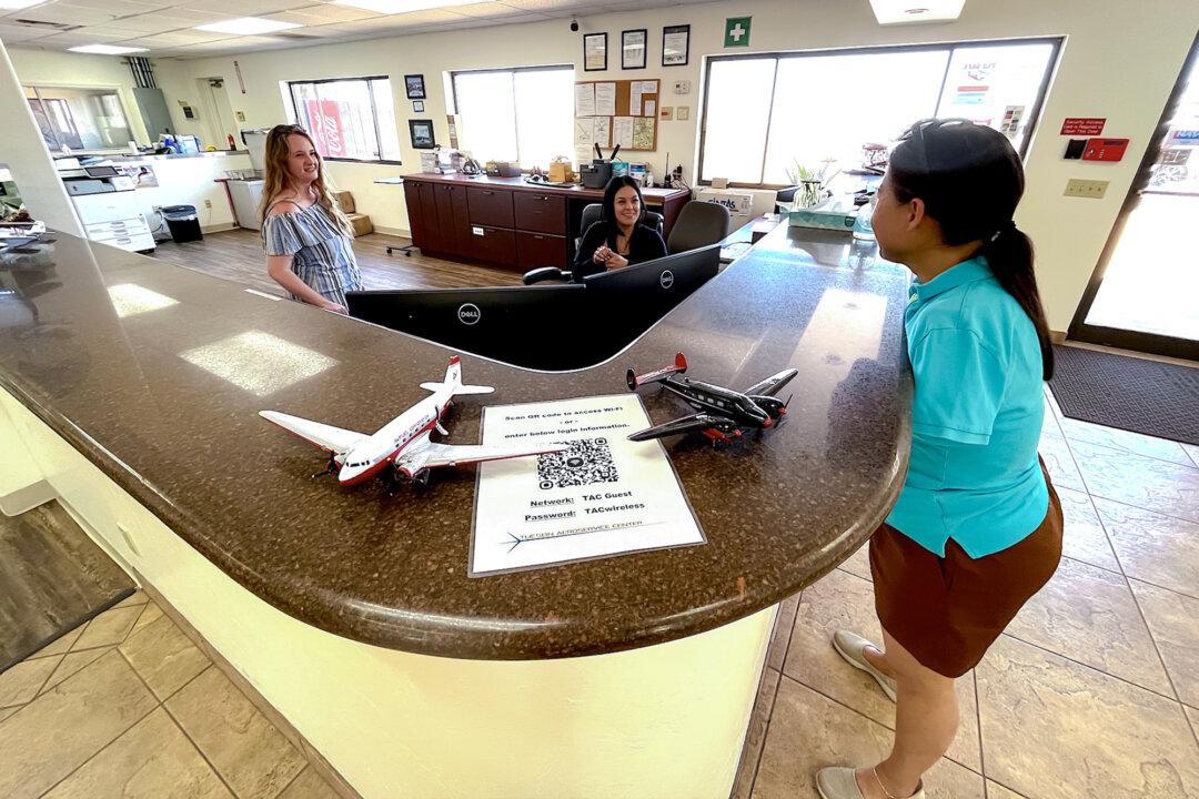 Employees at the Marana Regional Airport speak with pilot Jessica Cox (R)  in Marana, Ariz., on May 22, 2026. Cox says the word “can’t” has never been part of her mindset. (Allan Stein/The Epoch Times)
