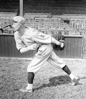 St. Louis Cardinals pitcher Bill Doak helped innovate the design of the modern baseball glove. (Public Domain)