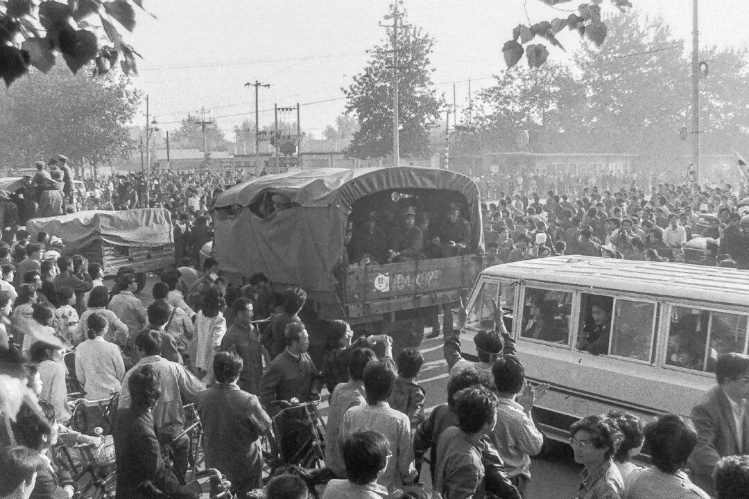 Pro-democracy protesters cheer at Chinese troops in Beijing around May 20, 1989. The troops eventually withdrew after the protesters gained their sympathy. (Provided to The Epoch Times)