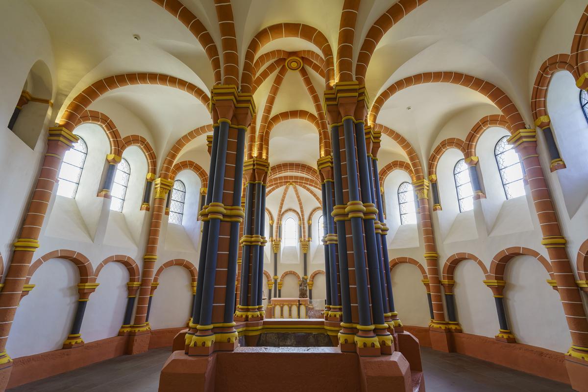 The most ostentatious presentation at Vianden Castle is in its upper chapel. Stacked blue columns support a ceiling with rib vaulting that join at a decorative ceiling medallion. The room’s arches and the vaulting showcase terra cotta blocks that contrast with white stucco walls. This ornate upper level chapel was reserved for nobles. (Kit Leong/Shutterstock)