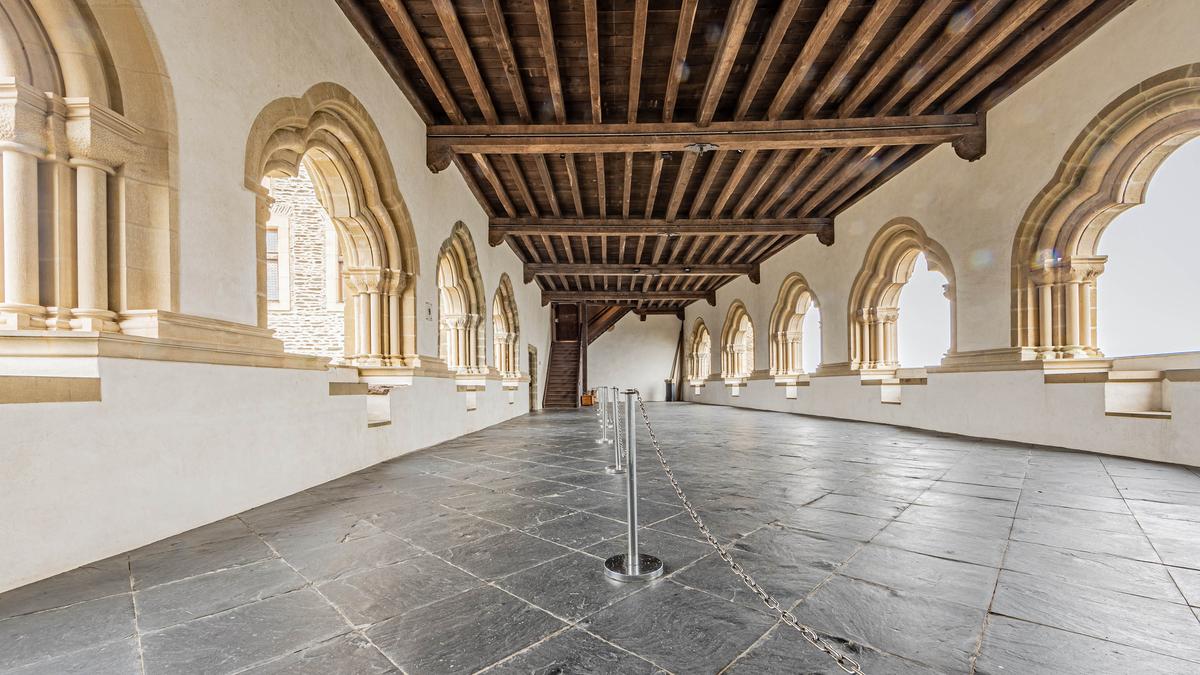 The lengthy 92-foot-by-30-foot long Byzantine Gallery has 10 trefoil-arch windows, supported by small columns that open to the outdoors. Archery was practiced in this space, which has a wooden-beam ceiling, supported by cross beams with corbels, and a stone floor. (Foto Para Ti/Shutterstock)