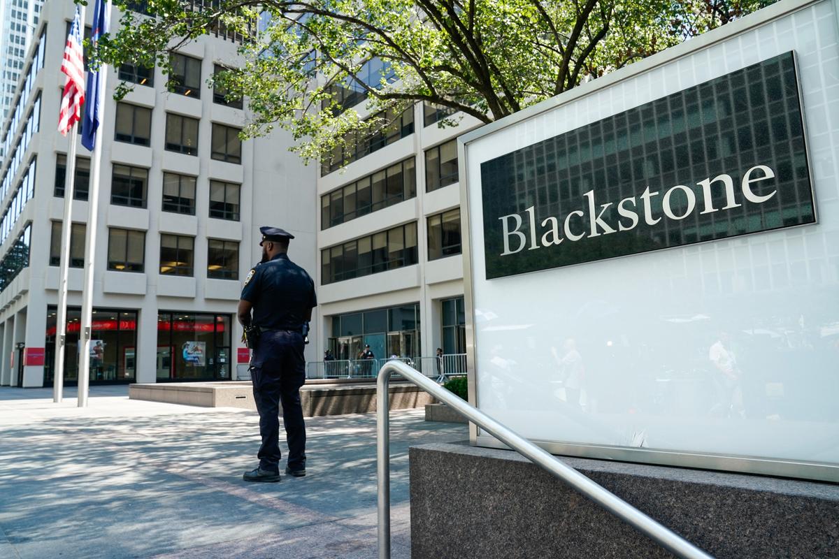 Blackstone Caps Withdrawals From Flagship Private-Credit Fund