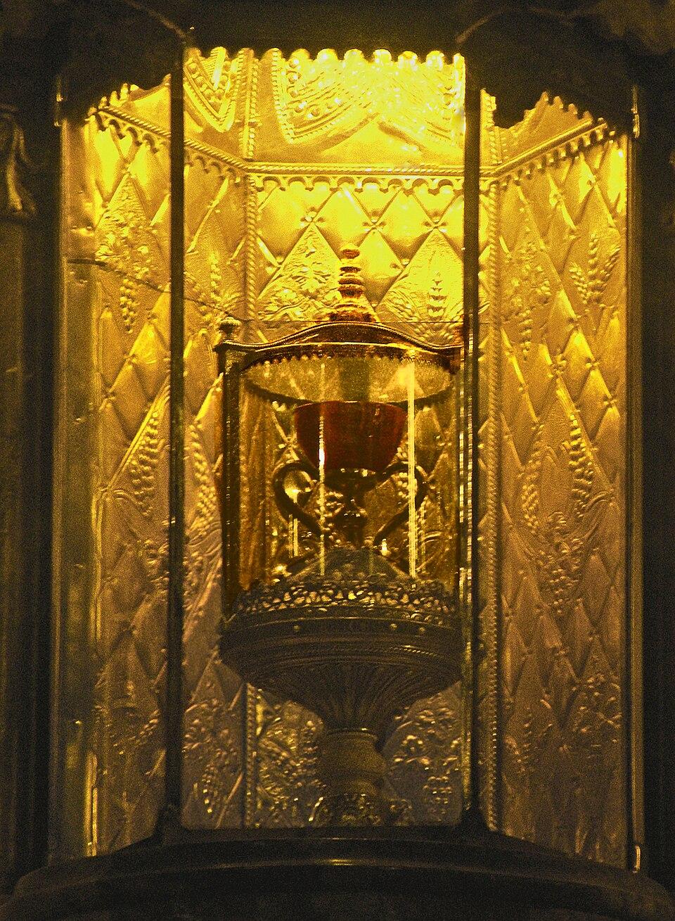A close-up of the upper portion of what tradition holds to be the Holy Grail, in the Valencia Cathedral, Spain. (<a href="https://commons.wikimedia.org/wiki/User:Amandajm">Amandajm</a>/<a href="https://creativecommons.org/licenses/by-sa/3.0/deed.en">CC BY-SA 3.0</a>)