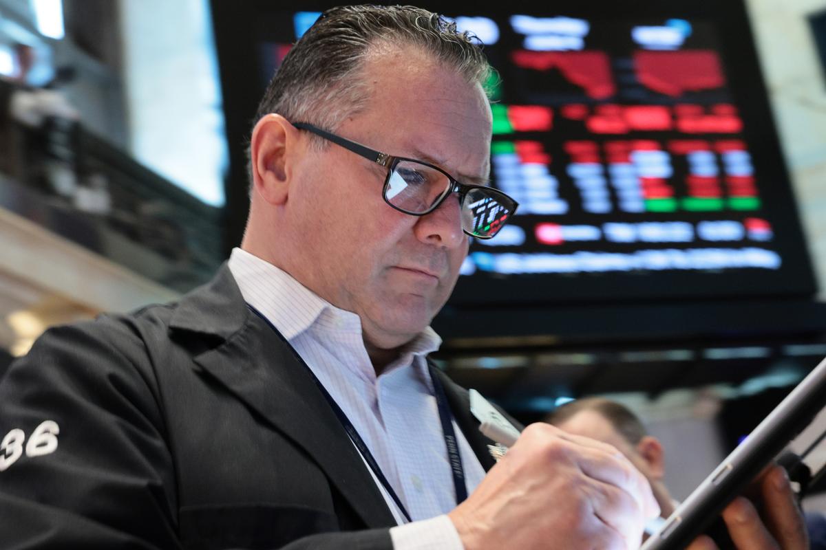 Wall Street Review: Techs Sell Off Amid Profit-Taking, Rising Bond Yields