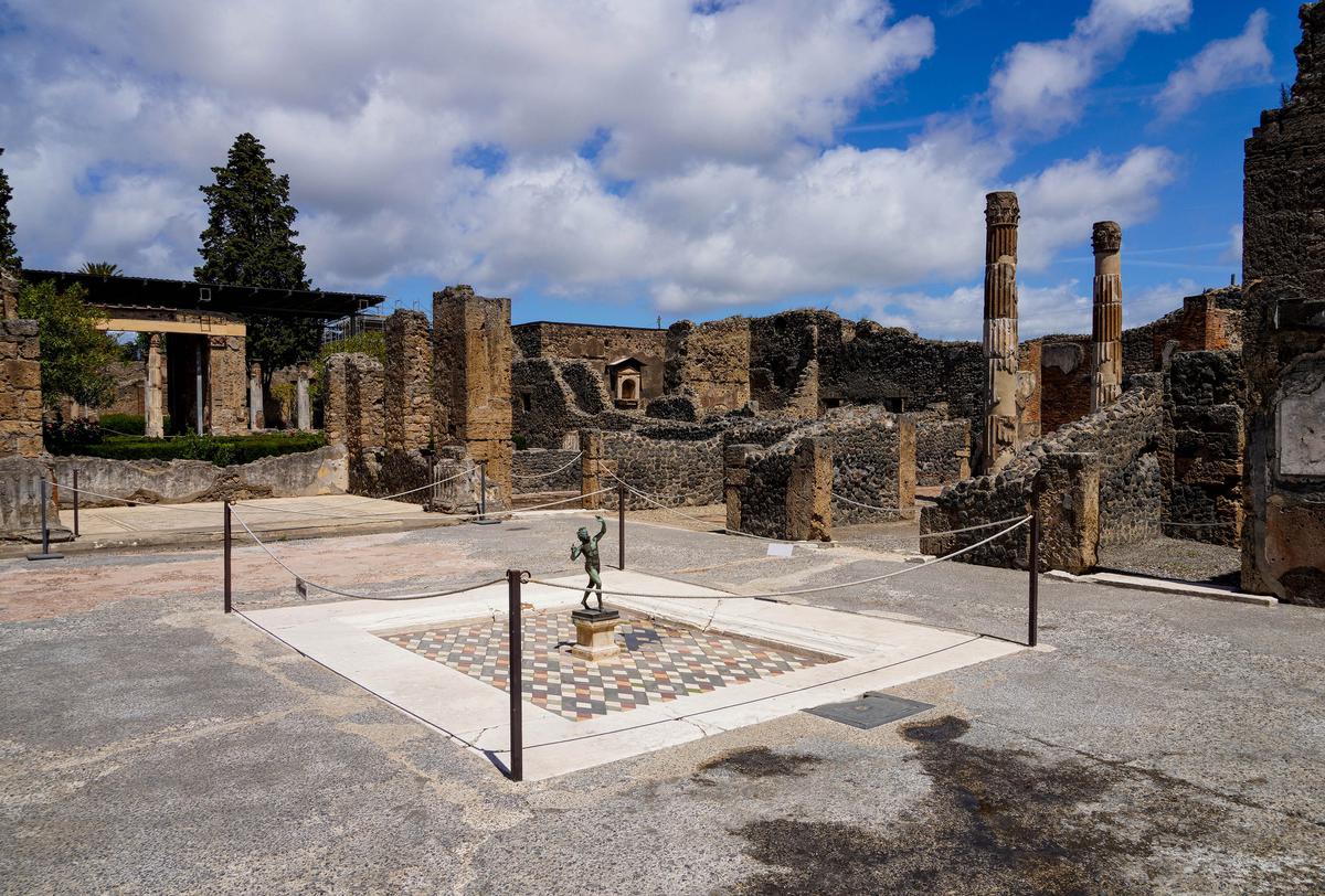 The House of Faun, a grand Hellenistic residence that was framed by a peristyle (continuous porch) in Pompeii, Italy. (<a title="User:NikonZ7II" href="https://commons.wikimedia.org/wiki/User:NikonZ7II">NikonZ7II</a>/ <a title="Category:CC-BY-SA-4.0" href="https://commons.wikimedia.org/wiki/Category:CC-BY-SA-4.0">CC-BY-SA-4.0</a>)