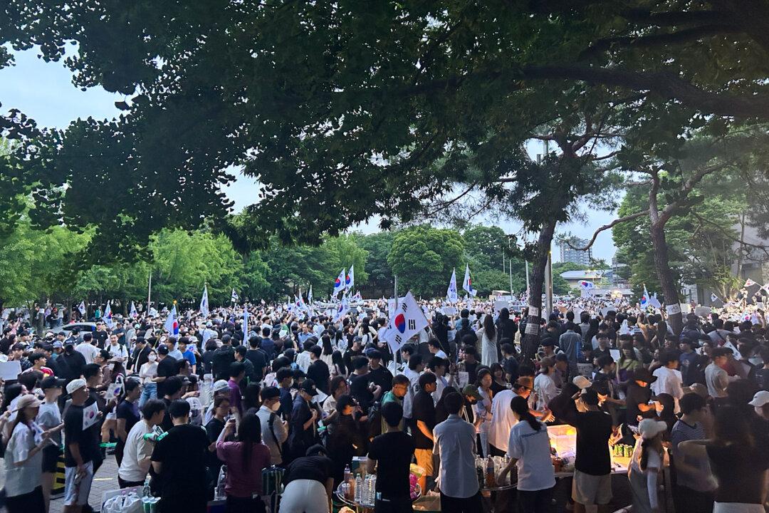 20,000 Gather Outside Vote-Counting Center in South Korea, Demand New Nationwide Election