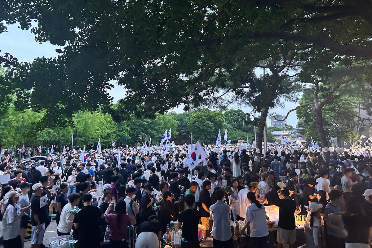 20,000 Gather Outside Vote-Counting Center in South Korea, Demand New Nationwide Election