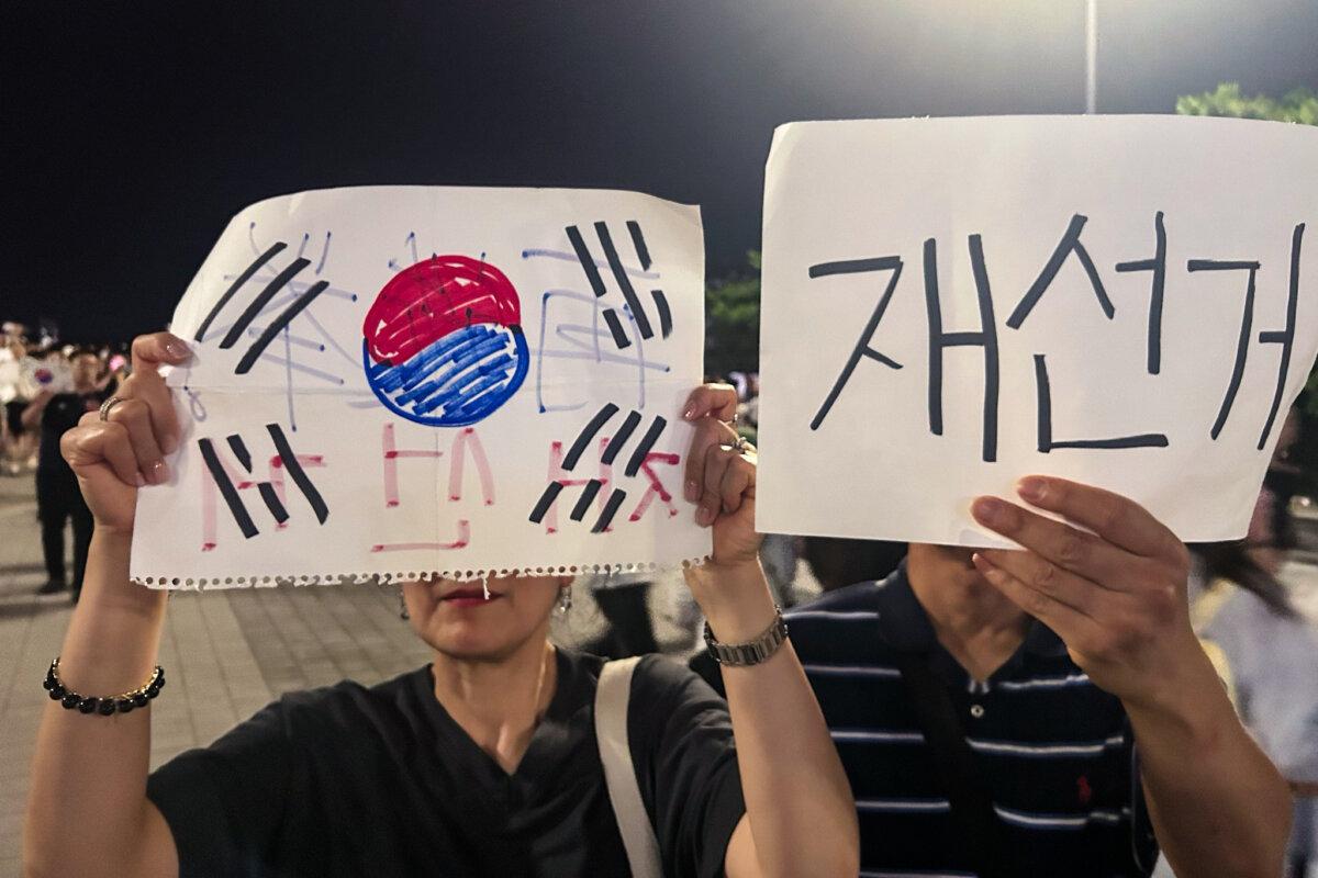 Handwritten signs demanding a new election in Seoul, South Korea, on June 6, 2026. (Khasub Lee/Epoch Times Korea)