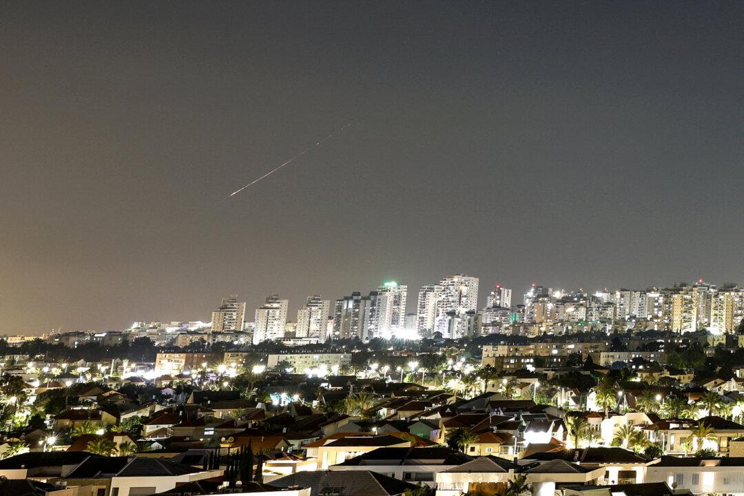 Trump Urges Netanyahu Not to Retaliate After Iran’s Missile Attack