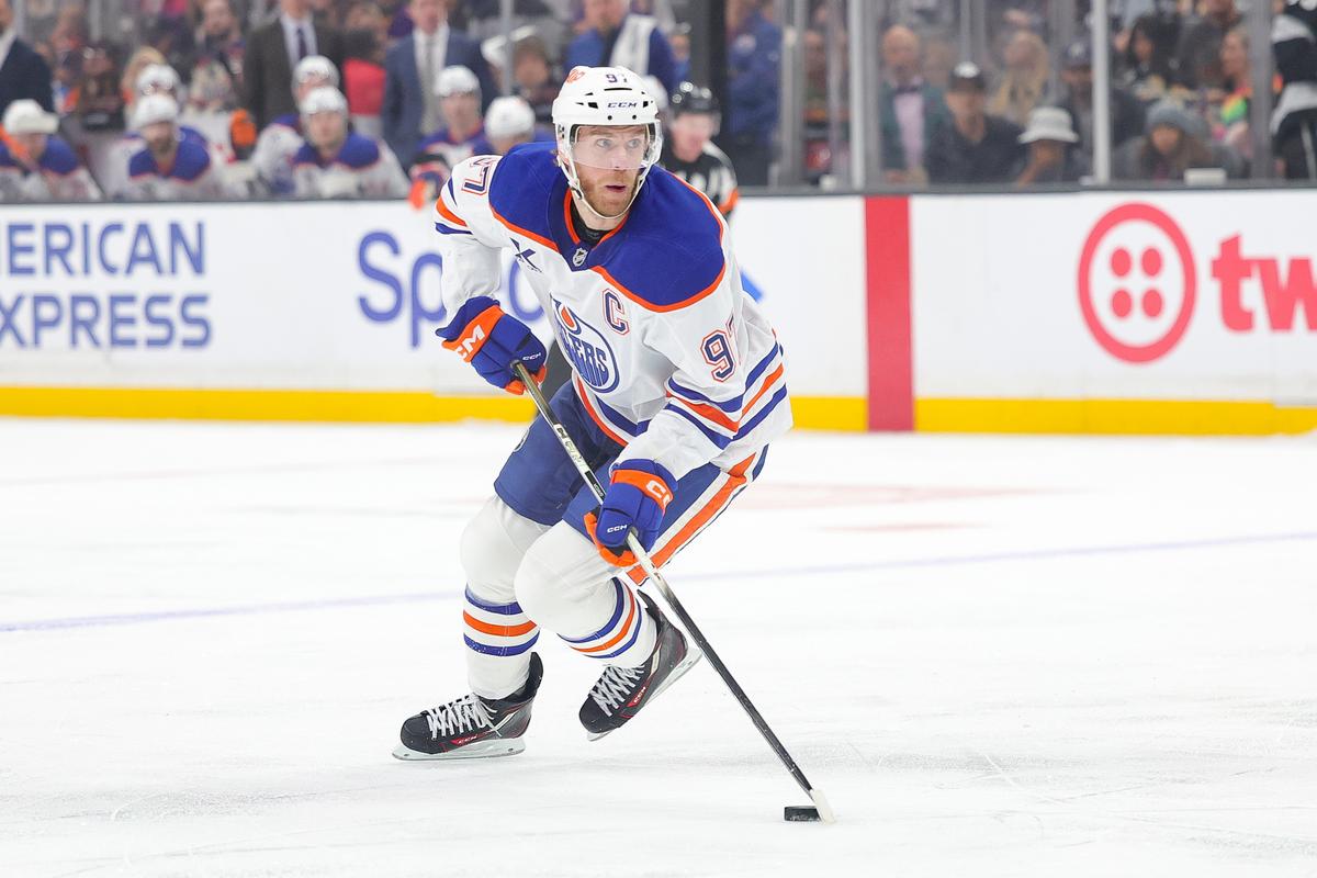 Oilers Star Captain McDavid Earns 5th Ted Lindsay Award, Tying Gretzky