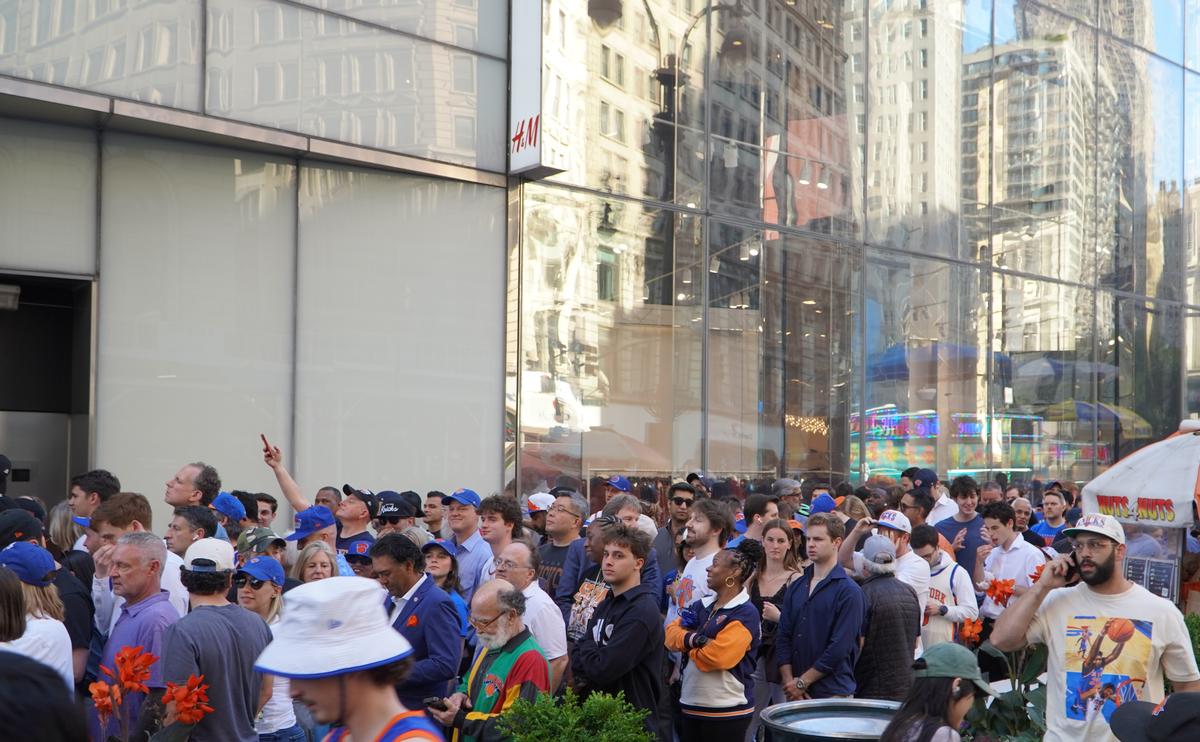 Ticket holders line up to gain entry to the security perimeter surrounding Madison Square Garden with President Donald Trump expected for Game 3 of Knicks vs. Spurs in the NBA Finals in New York on June 8, 2026. (Nicholas Zifcak/The Epoch Times)