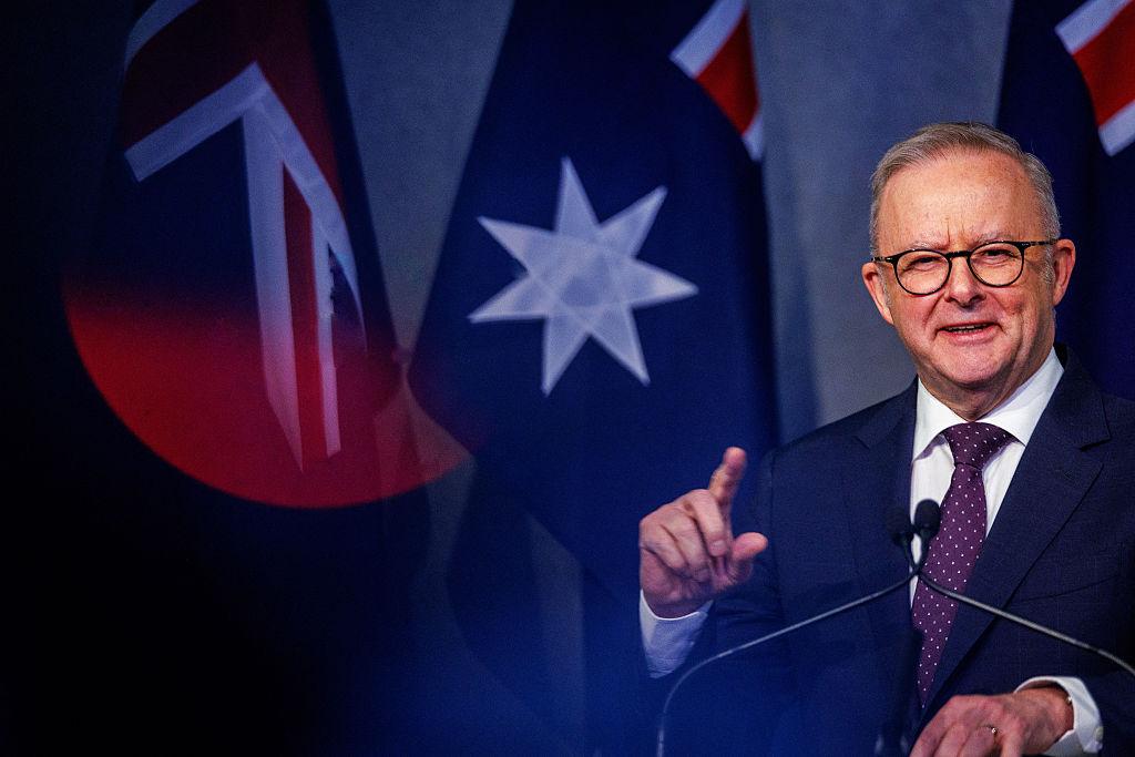 Apple CEO Praises Australian PM for Under-16 Social Media Ban