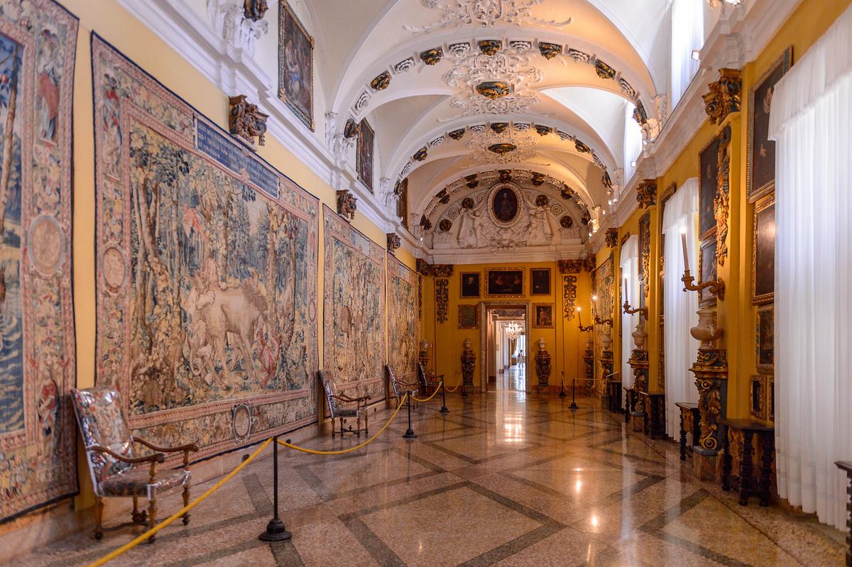 On the first floor of the palace is the Tapestry Hall. Under a rib-vault ceiling adorned with gilded rose medallions are walls lined with intricate allegorical scenes. The Flemish tapestries were constructed by mid-16th-century artists. A geometric-patterned, inlaid floor diverges in design from the curved lines of the hall’s ceiling. (Anton_Ivanov/Shutterstock)