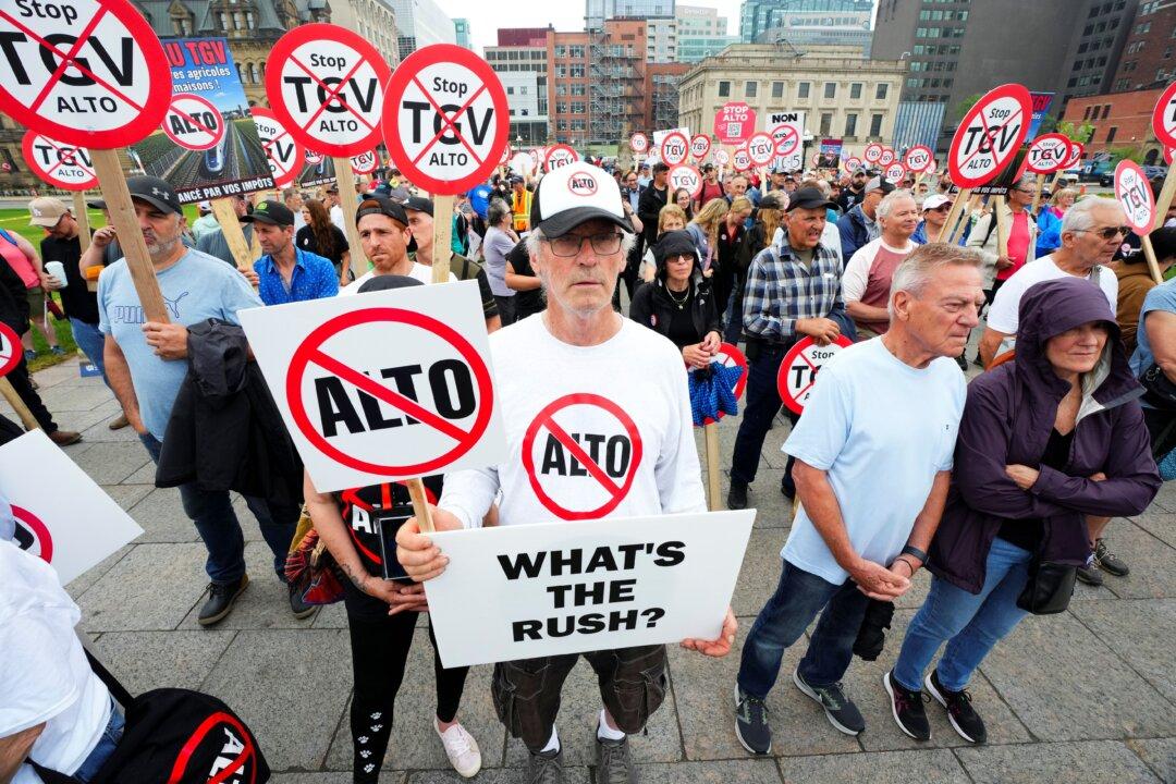 Farmers, MPs Protest Alto High Speed Rail on Parliament Hill