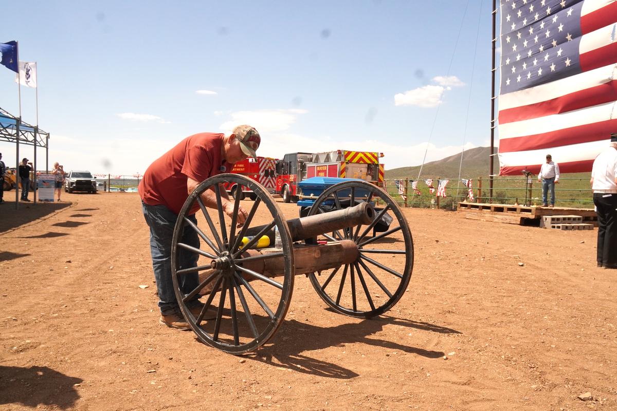 Wes Holmes, owner of Foothills Ranch in Mayer, Ariz., loads a ceremonial canon during a Flag Day ceremony on June 14, 2026. (Allan Stein/The Epoch Times)