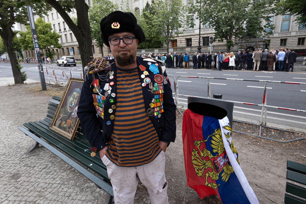 Caricaturist, Critic of Putin Shot Dead in Poland