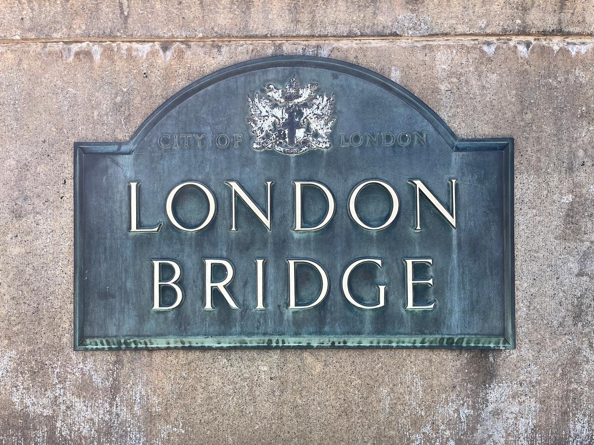 The original plaque for London Bridge, built in 1831, now marks the bridge's new location in Lake Havasu City, Ariz., on June 5, 2026. (Allan Stein/The Epoch Times)