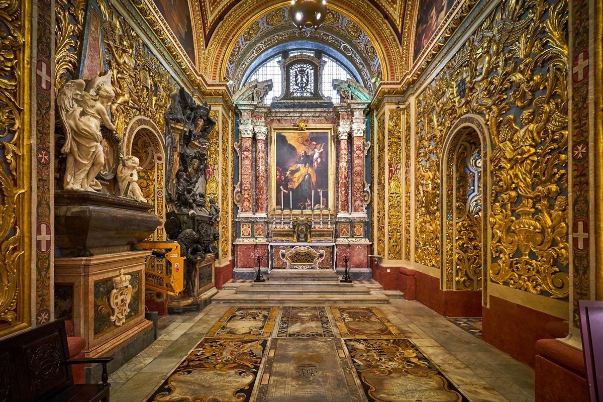 Dedicated to St. James the Apostle, the Chapel of the Langue of Castile, León, and Portugal is centered on Mattia Preti’s expressive altarpiece depicting the saint. Its walls are covered with intricate high-relief gilded carvings of scrolls, foliage, and floral motifs. The chapel also serves as the burial place of Grand Masters António Manoel de Vilhena and Manuel Pinto da Fonseca. (Vladimir Zhoga/Shutterstock)
