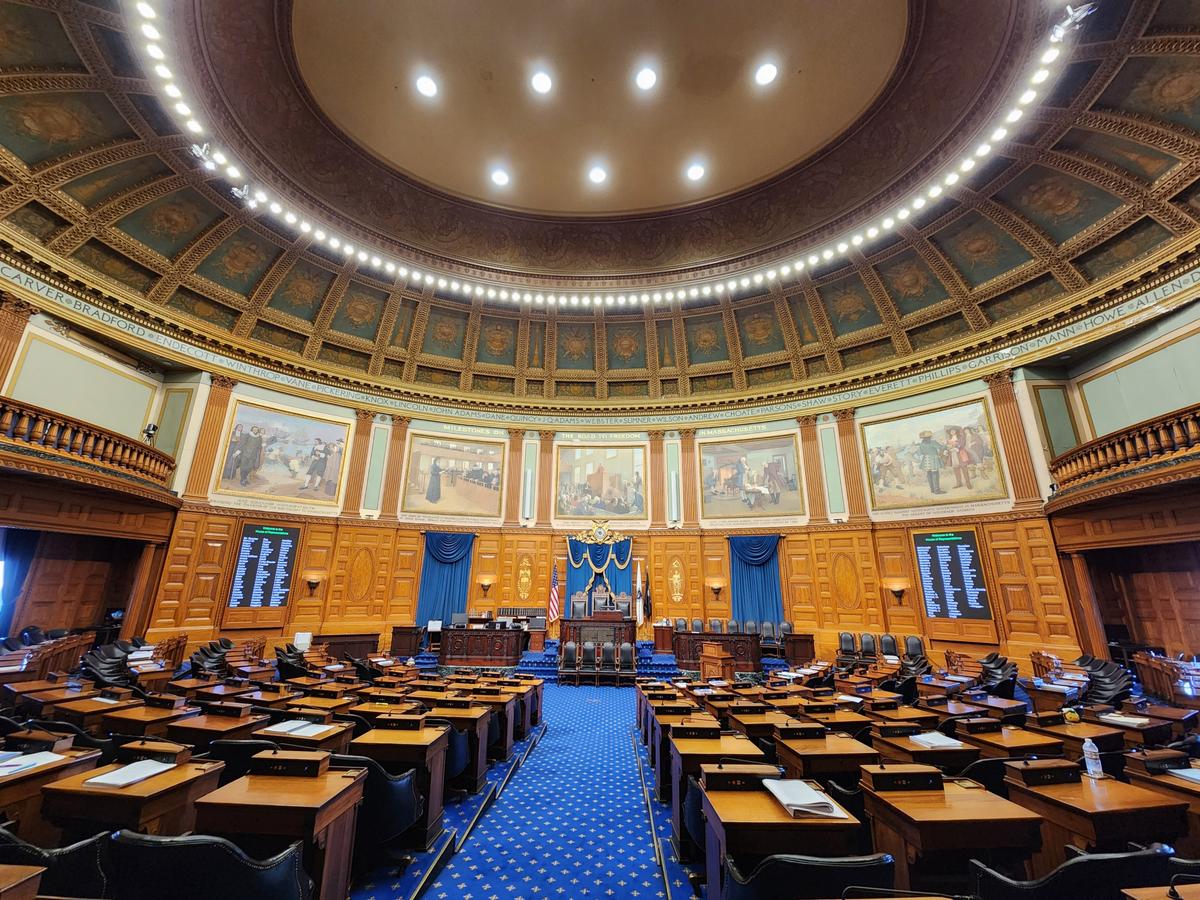 The oval Massachusetts House of Representatives Chamber is encircled by five monumental murals, “Milestones on the Road to Freedom in Massachusetts,” painted in 1942 by Albert Herter. The series depicts key events shaping colonial liberty, from Governor Winthrop bringing the 1630 charter to John Adams drafting the 1779 state constitution, framing the chamber in meaningful historical narrative. (ChicagoPhotographer/Shutterstock)