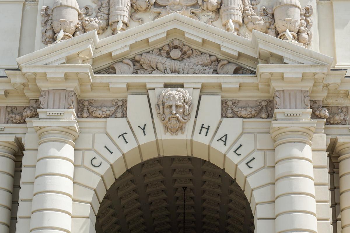 The Pasadena City Hall’s main entrance treats visitors to a conglomeration of cast stone motifs. Within the arch’s keystone is a mascaron. Crafted fruit garland decorations are displayed within niches, while sculpted scrolls are inside the pediments and the above urns. Builders manipulated the concrete and stucco around the entrance in such a way that the arch and columns appear to be constructed of cut and polished stone blocks. (RobertAlvarez201/Shutterstock)