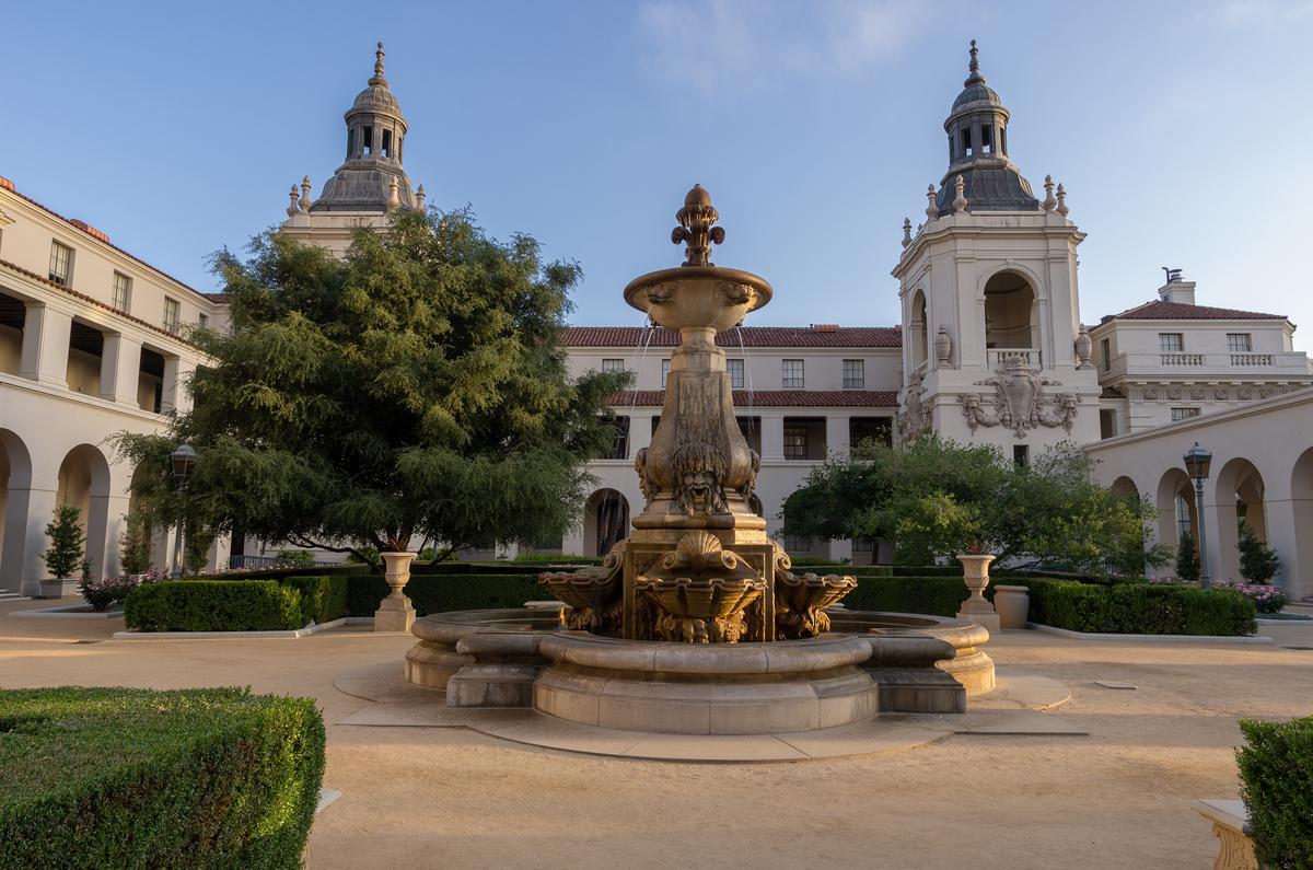 The courtyard’s key element is its large baroque-style stone fountain. Manicured gardens and California oak trees surround the fountain, while loggias (roofed, open galleries) enclose the courtyard. (Angel DiBilio/Shutterstock)