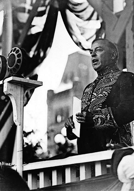 Prime Minister Mackenzie King speaks during a ceremony celebrating the Diamond Jubilee of Confederation on Parliament Hill on July 1, 1927. (Public Domain)