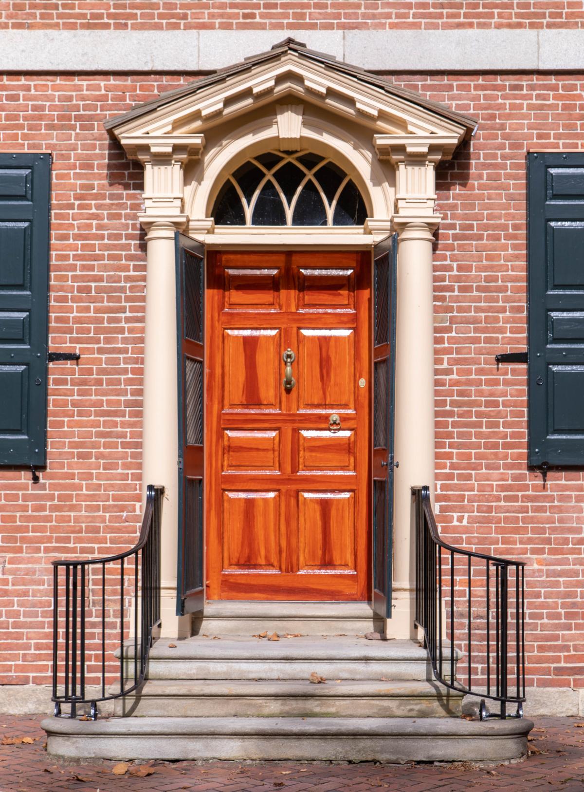Anchoring Corbit-Sharp House’s exterior symmetry is its front entryway. The paneled, polished-wood door is flanked by round columns with Doric capitals, which are topped with pilasters that appear to support the projecting pediment. Over the door is an arch that frames a transom with a gothic-inspired glass design. (Courtesy of Historic Odessa Foundation)