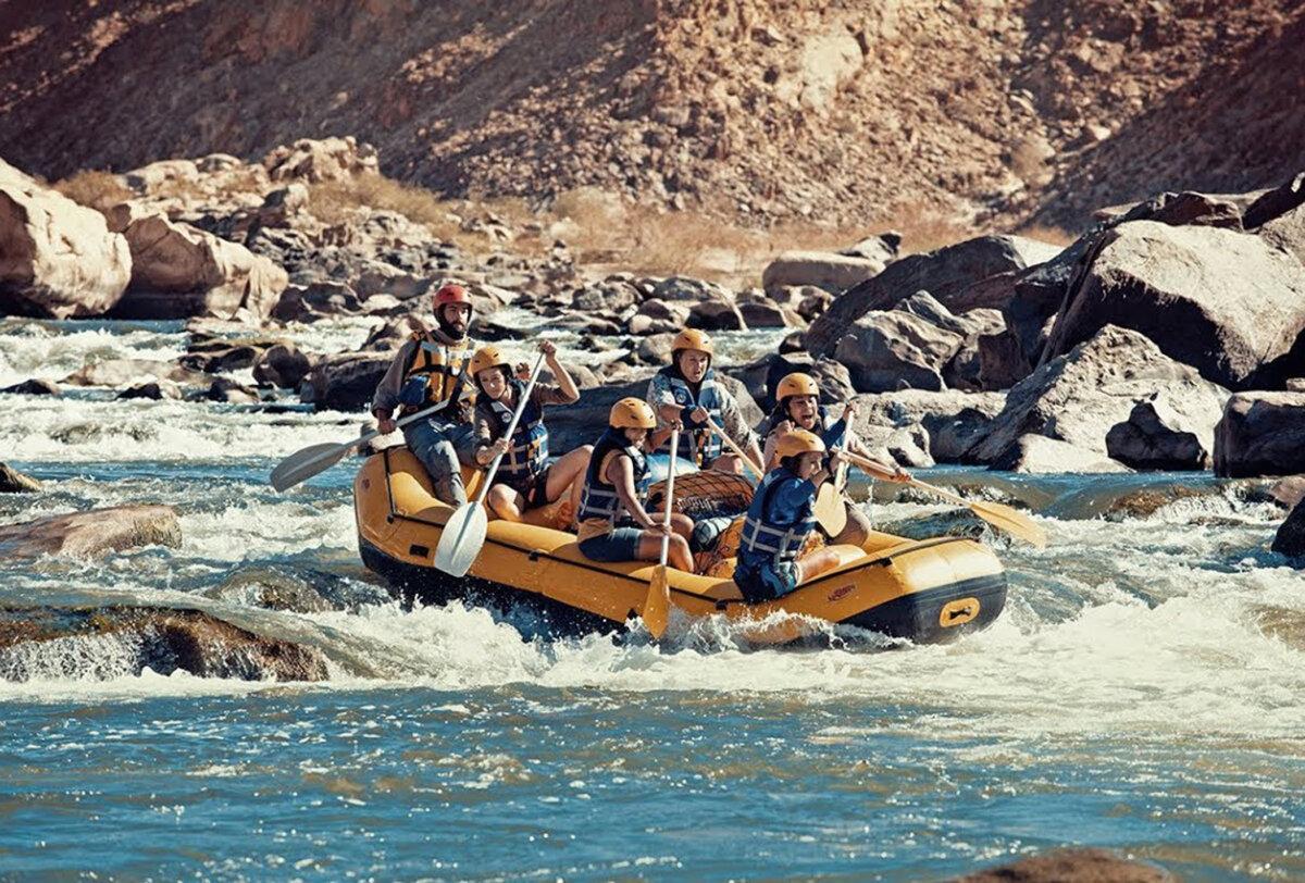 Rafter guide Guy (Armand Aucamp, L) leads Dr. Lana Marais (DonnaLee Roberts), Vivian (Simoné Nortmann), Adrie (Chanelle de Jager), Diona (Ilse Klink), and Nixie (Carla Classen) on a dangerous excursion, in “Stroomop.” (GJW+)