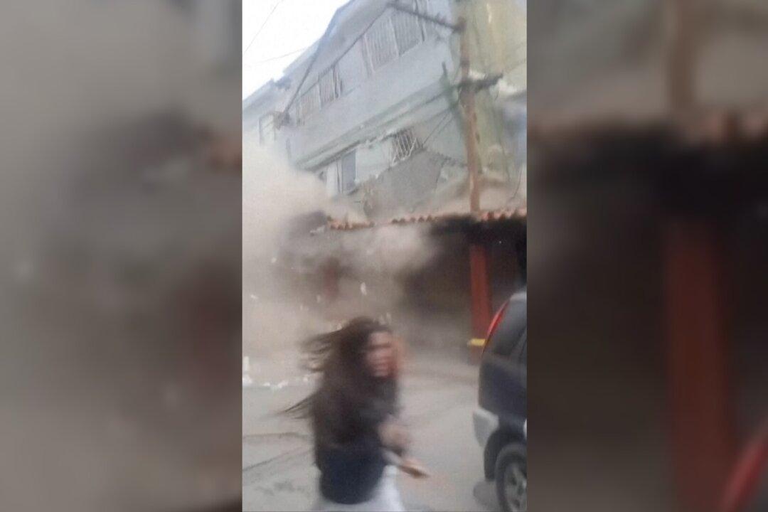 House Collapses Outside Caracas During Quake