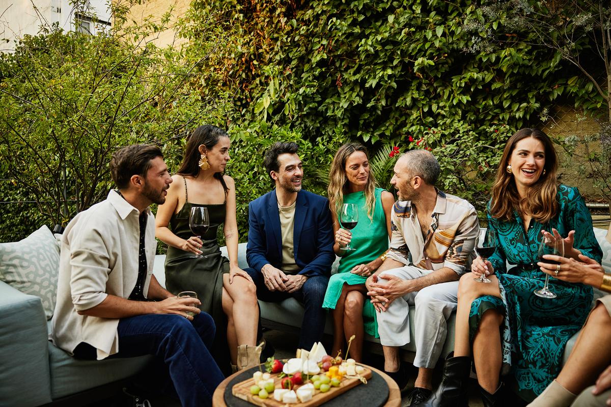 Smaller groups often encourage longer conversations and allow participants to share experiences in greater depth. (Thomas Barwick/Getty Images)