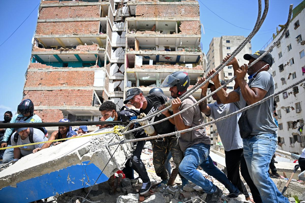 Day in Photos: Earthquake in Venezuela, Heatwave in Europe, Protests in Indonesia