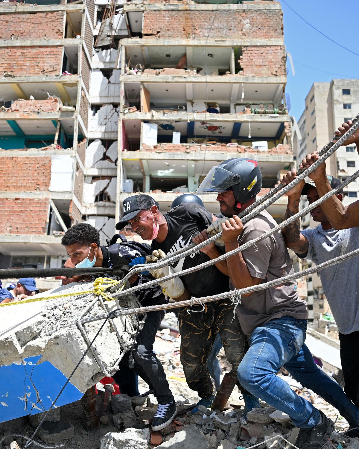 Day in Photos: Earthquake in Venezuela, Heatwave in Europe, Protests in Indonesia