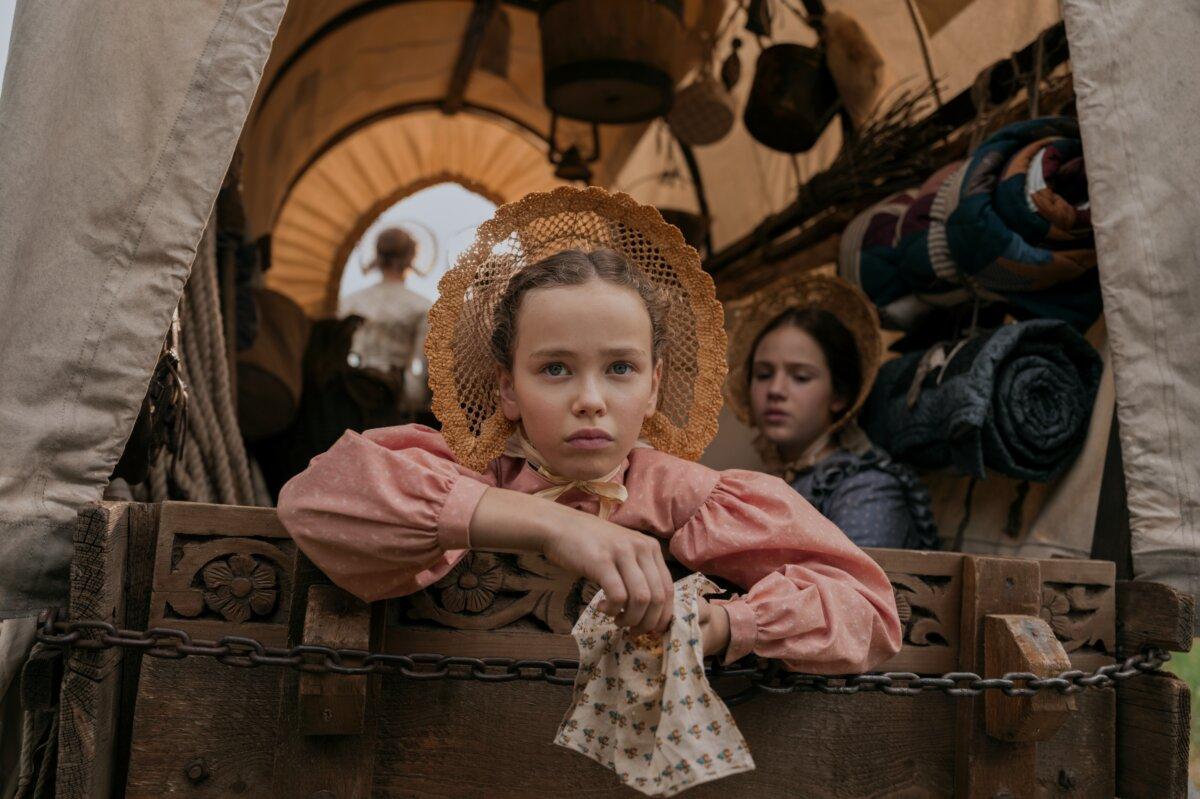 Mary Ingalls (Skywalker Hughes, L) and Laura Ingalls (Alice Halsey), in “Little House on the Prairie.” (Eric Zachanowich/Netflix)