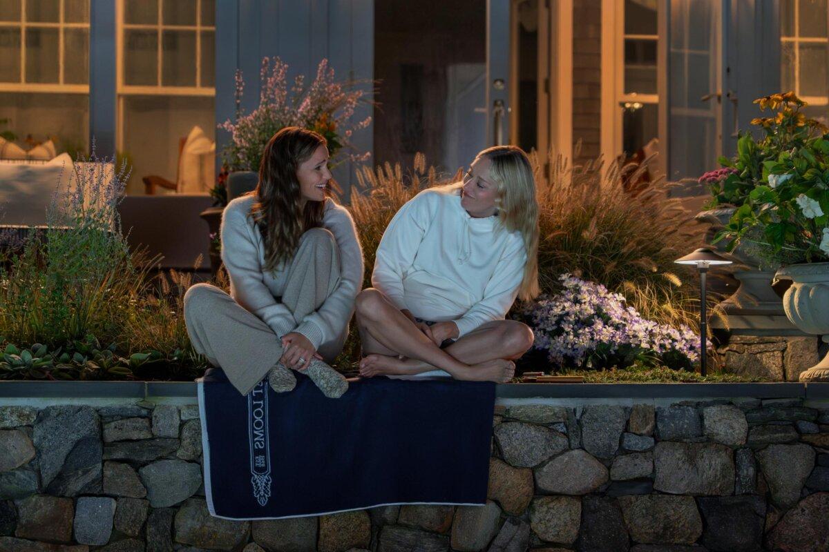 Hollis Shaw (Jennifer Garner, L) and Tatum McKenzie (Chloe Sevigny), in “The Five-Star Weekend.” (Seacia Pavao/Peacock)