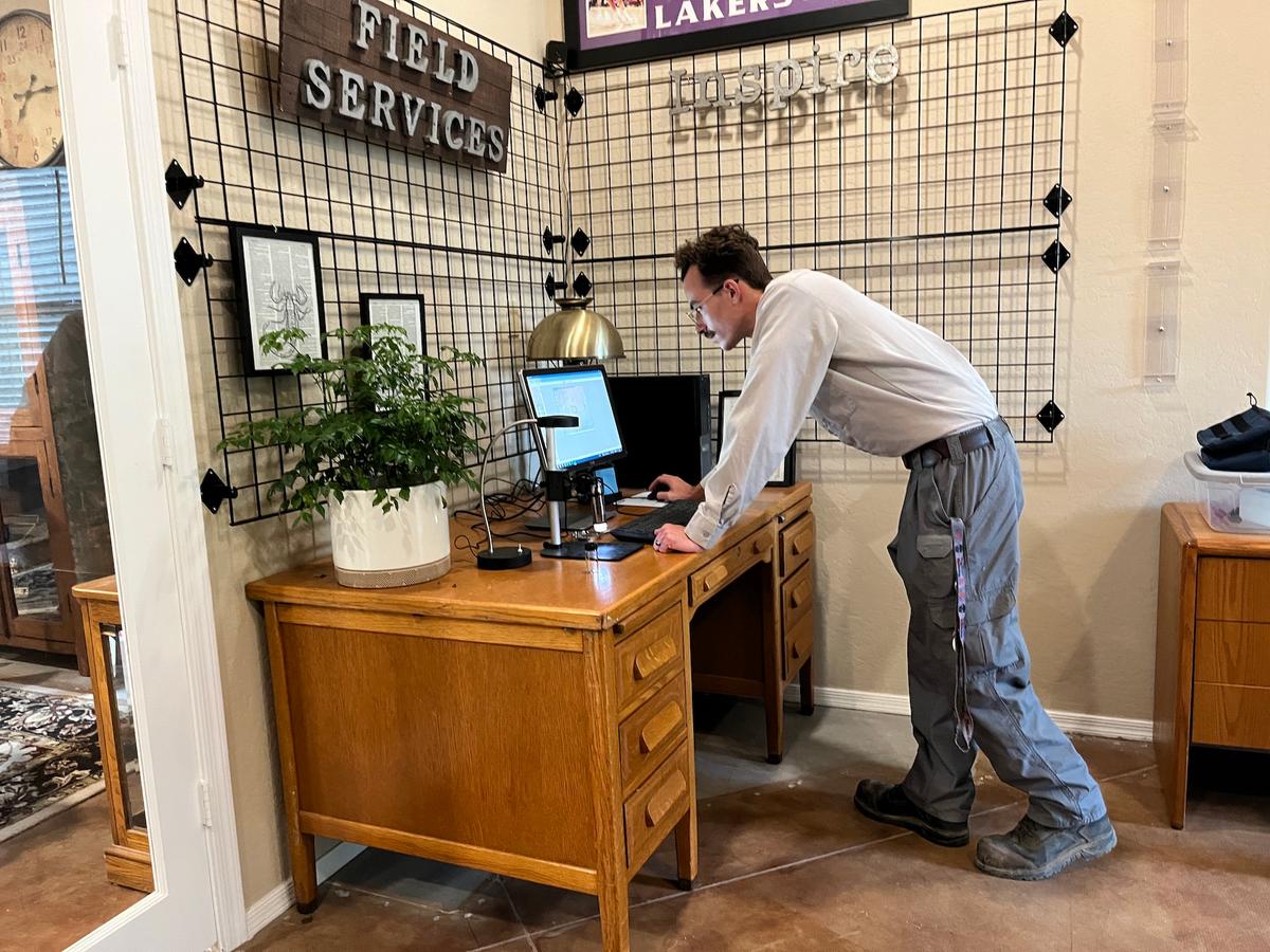 Jeremiah Sourp, doing online research on the bark scorpion at Sealed Out Scorpions in Tempe, Ariz., on June 24, 2026. (Allan Stein/The Epoch Times)