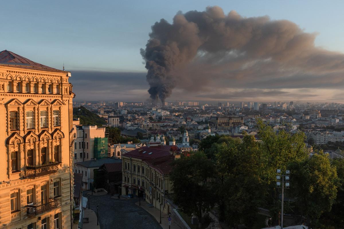 Day in Photos: Kyiv Struck by Missiles, Protests in Albania, Heatwave in the US