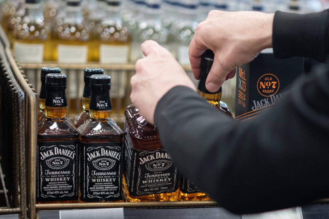 US Lawmaker Advances Bill for Trade Investigation Against US Liquor Bans in Canada